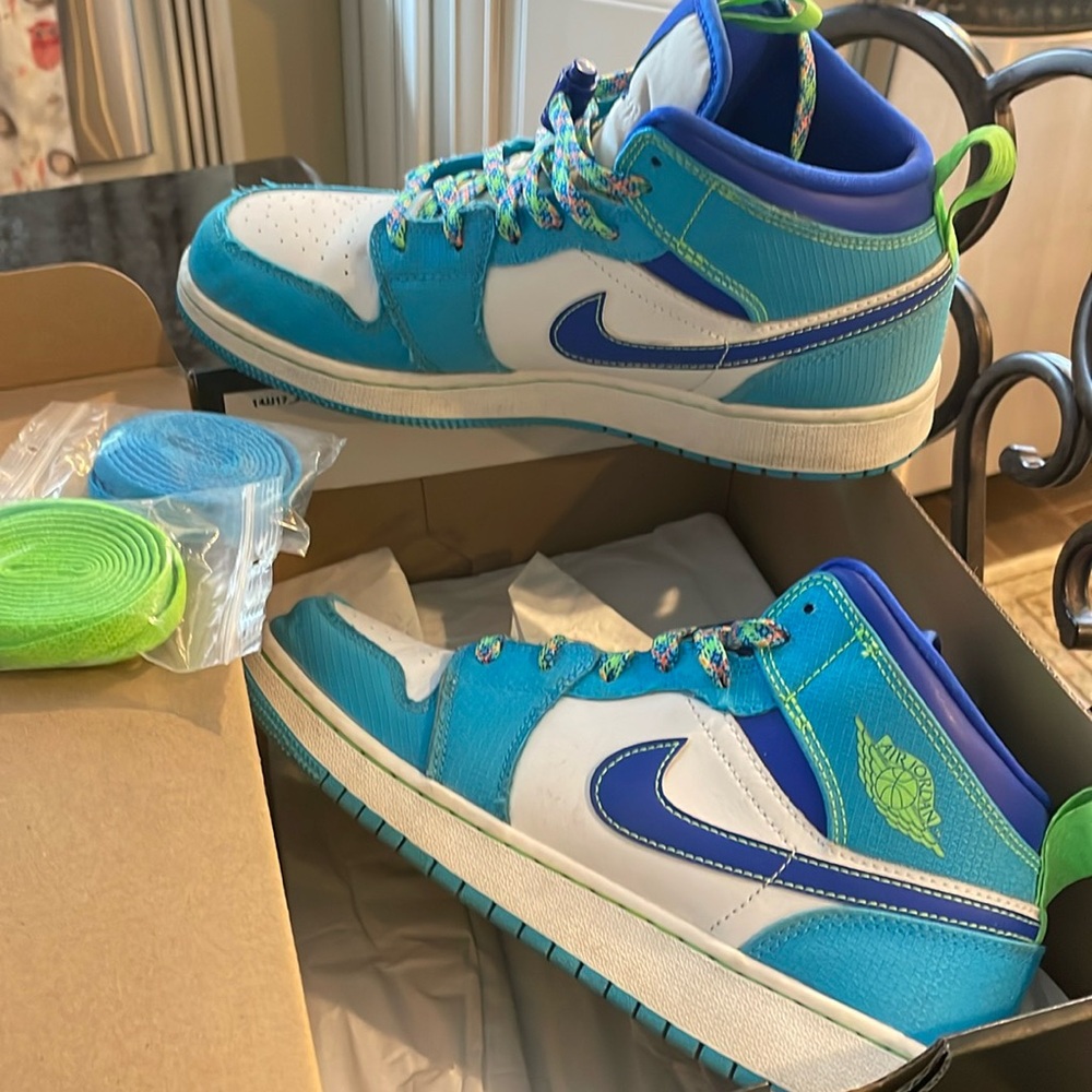 Air Jordan 1 Mid SE GS Sprite Powder Blue / Racer Blue / Green  6.5Y
